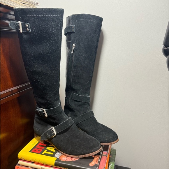 UGG Black Heeled Boots Sleek and Stylish - Picture 3 of 15